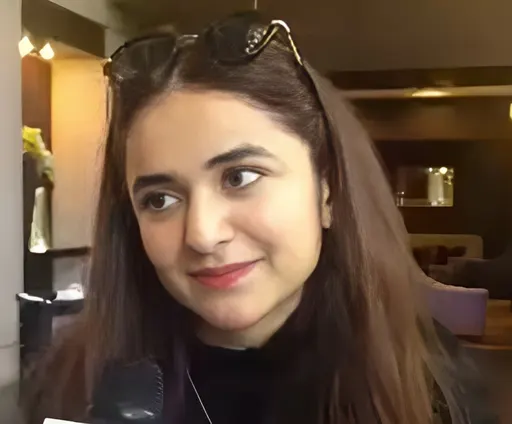Yumna Zaidi 사용자 등록 사진